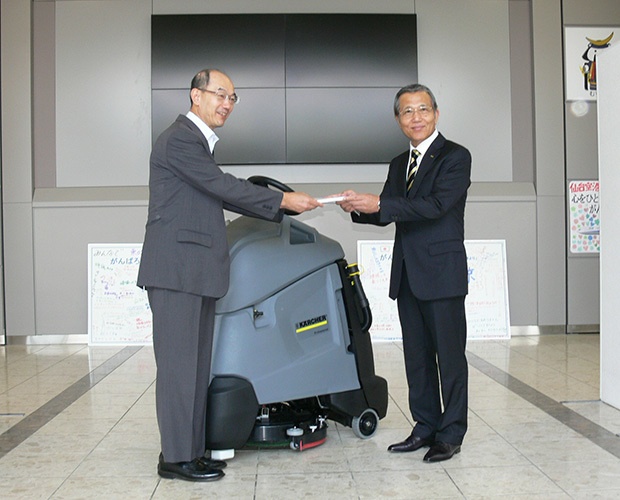 news_shinsai_02_620x500 仙台空港に立ち乗り式床洗浄機を寄贈