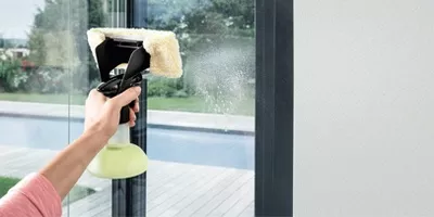 Нанесение чистящего средства для мытья окон
