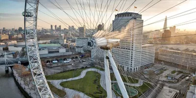 Hundreds stuck in mid-air on London Eye, London