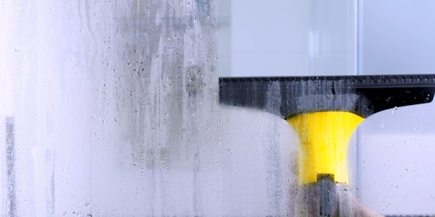 Cleaning a shower screen 清洗淋浴屏