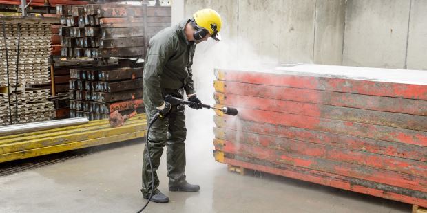 Formwork cleaning with high pressure power washers