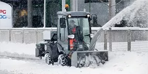 Snow thrower - in combination with rear spreader