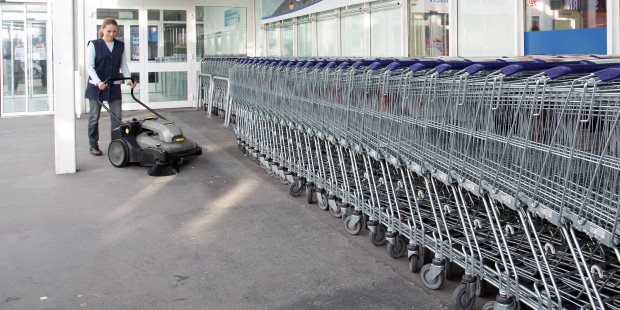 Retail sweeping of parking lot with KM 70/30 C