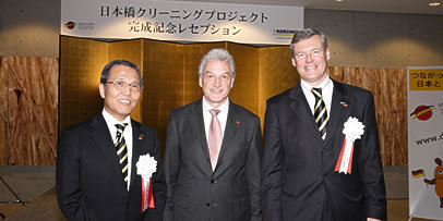 左から、当社代表取締役社長　佐藤八郎、駐日ドイツ大使　フォルカー・シュタンツェル氏、当社ドイツ本社会長　ハルトムート・イエナー