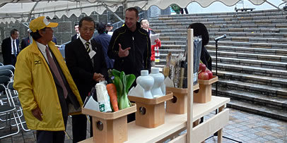 img_nihonbashi_repo1101-02_406x203 二礼二拍手一礼のレクチャーを受けるモーヴェス