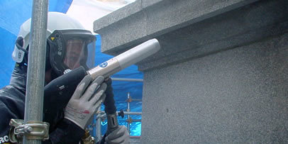 img_nihonbashi_repo1105-02_406x203 パウダー洗浄の様子