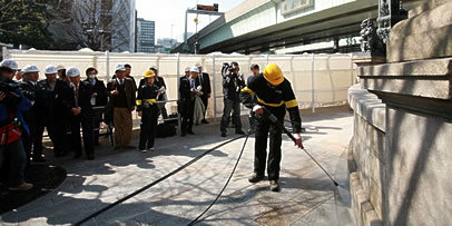 img_nihonbashi_21_406x203 関係者へ高圧洗浄の様子を披露