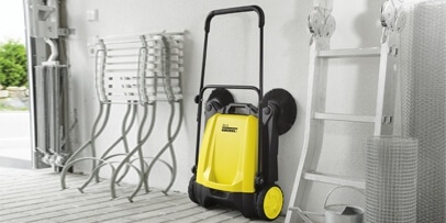 Posição vertical da varredeira manual Kärcher S 650 compacta Posição vertical da varredeira manual Kärcher S 650 compacta