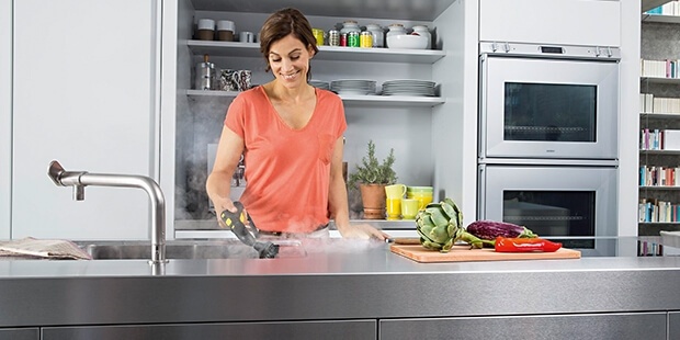 Limpeza de cozinha doméstica com limpadora a vapor