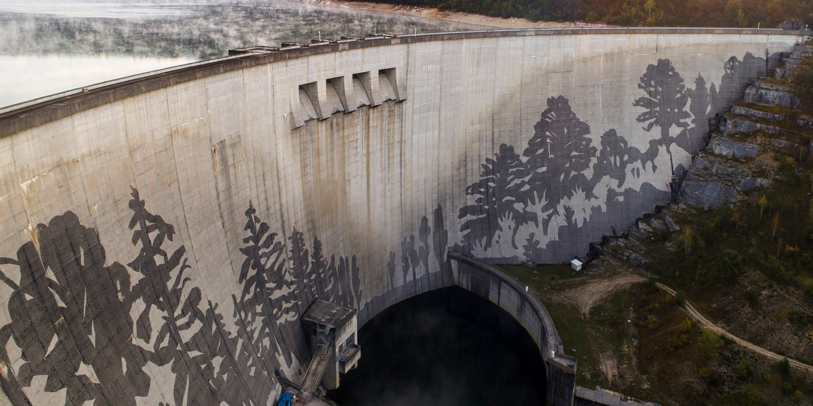 Hình vẽ Graffiti ngược trên đập Vouglans, Pháp