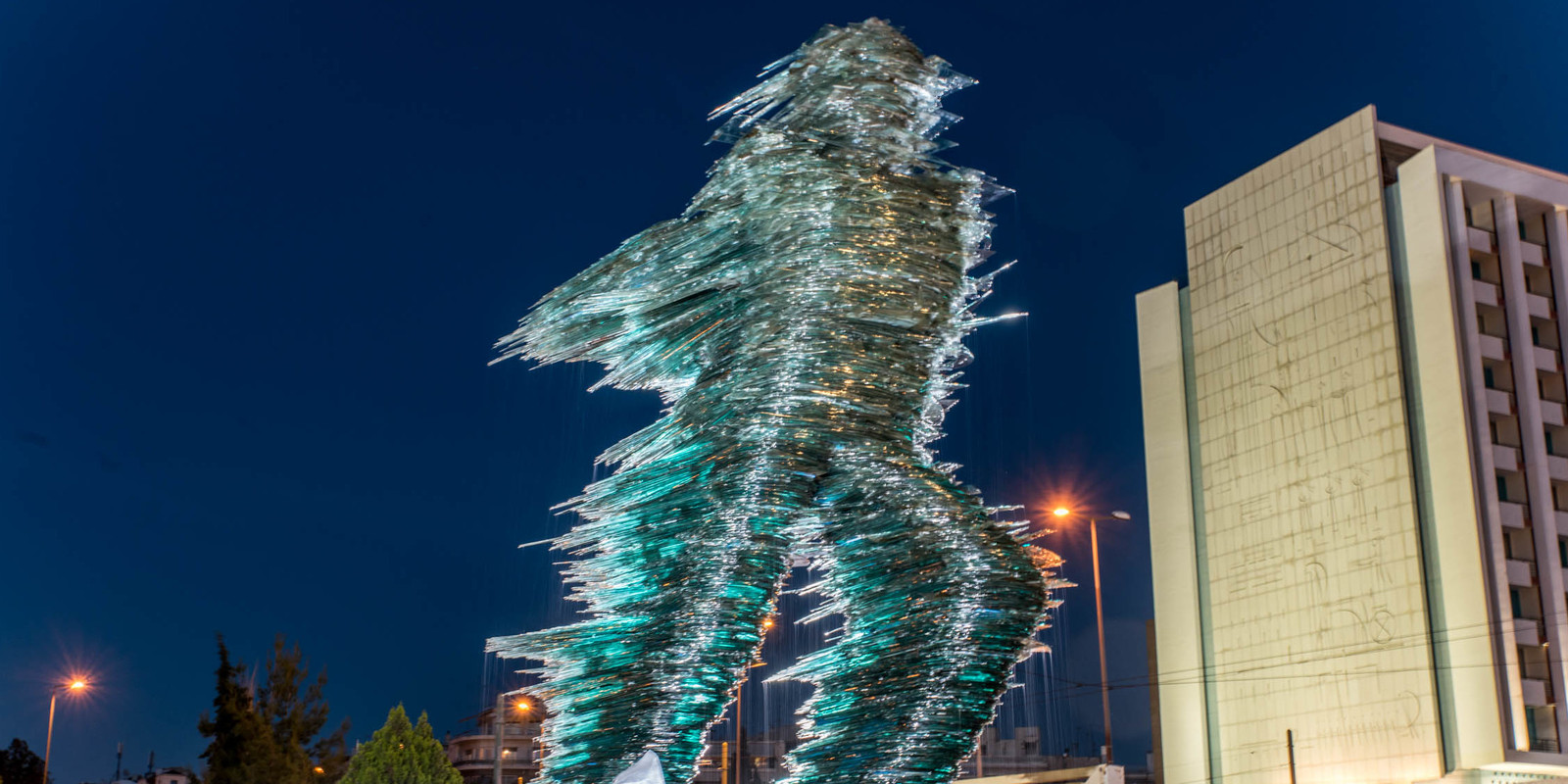 Kärcher reinigte die Glasskulptur Dromeas in Griechenland. Kärcher reinigte die Glasskulptur Dromeas in Griechenland.