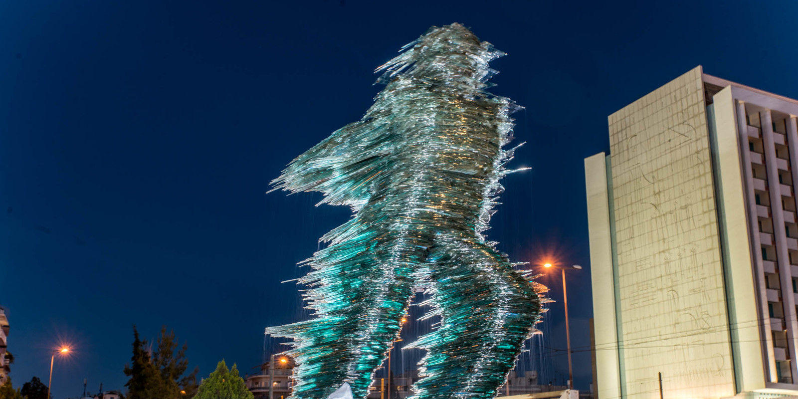 Reinigung der Dromeas Glasskulptur in Athen, Griechenland Reinigung der Dromeas Glasskulptur in Athen, Griechenland