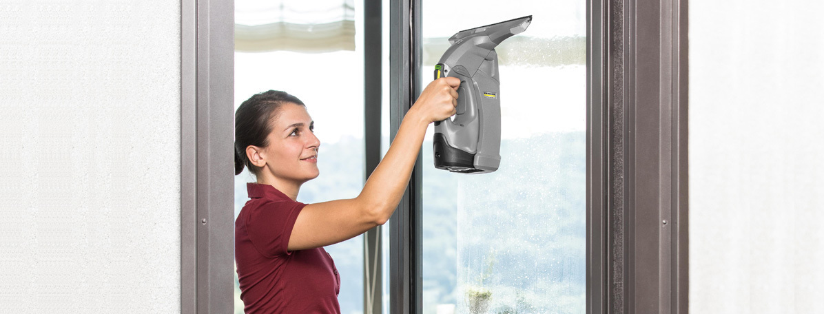 Cleaning windows with Kärcher's cordless Window Vac