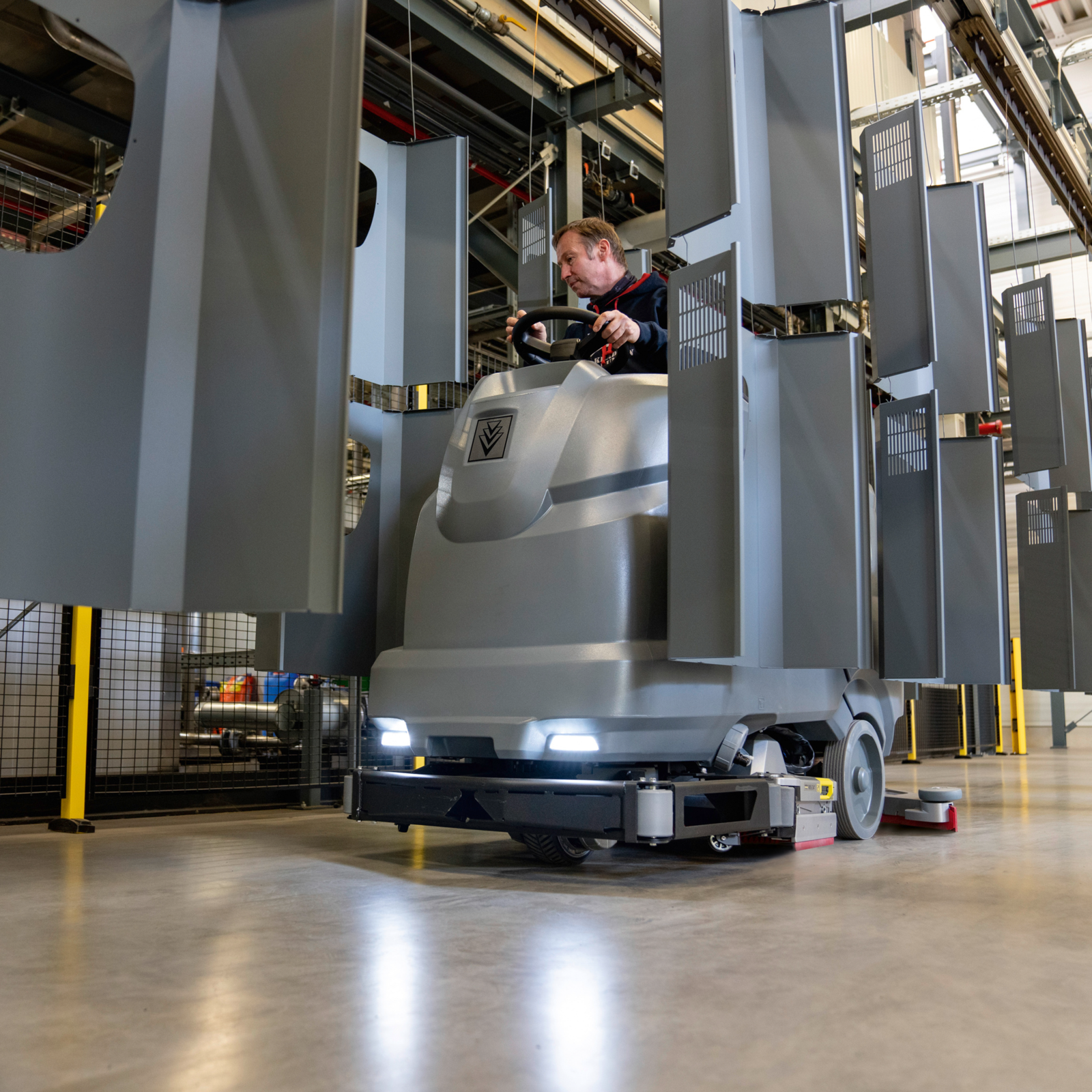 Scheuersaugmaschine in Metallindustrie. Scheuersaugmaschine in Metallindustrie.