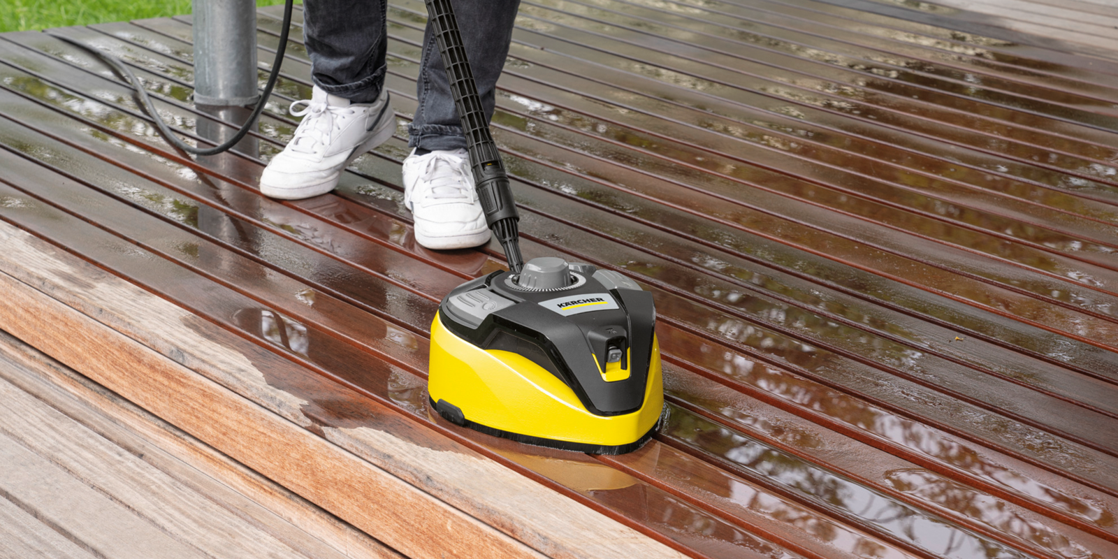 Terrassenreiniger T-Racer Mann reinigt Terrasse mit dem Terrassenreiniger T Racer von Kärcher