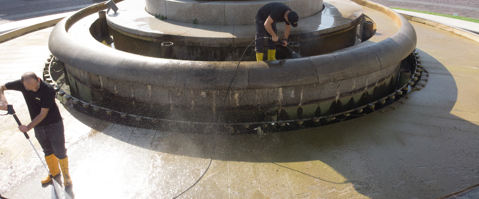 Der Brunnen unter der St.-Georgs-Statue auf dem Freiheitsplatz von Tiflis. Der Brunnen unter der St.-Georgs-Statue auf dem Freiheitsplatz von Tiflis.