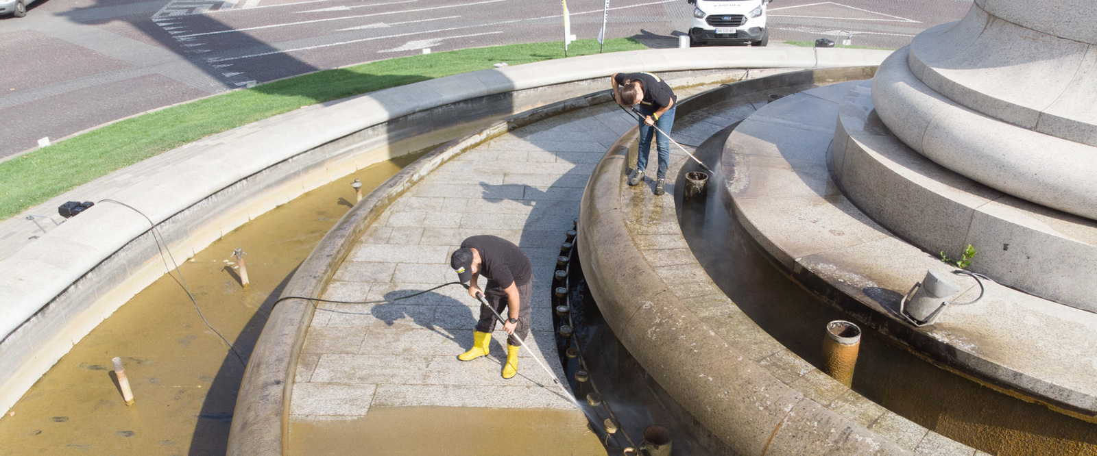 Das Team beim Reinigen. Das Kärcher-Team beim Reinigen.