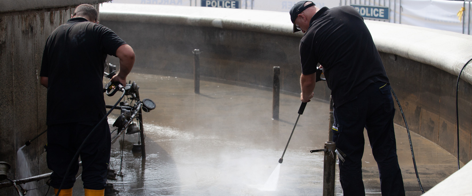 Das Team beim Reinigen. Das Kärcher-Team beim Reinigen.