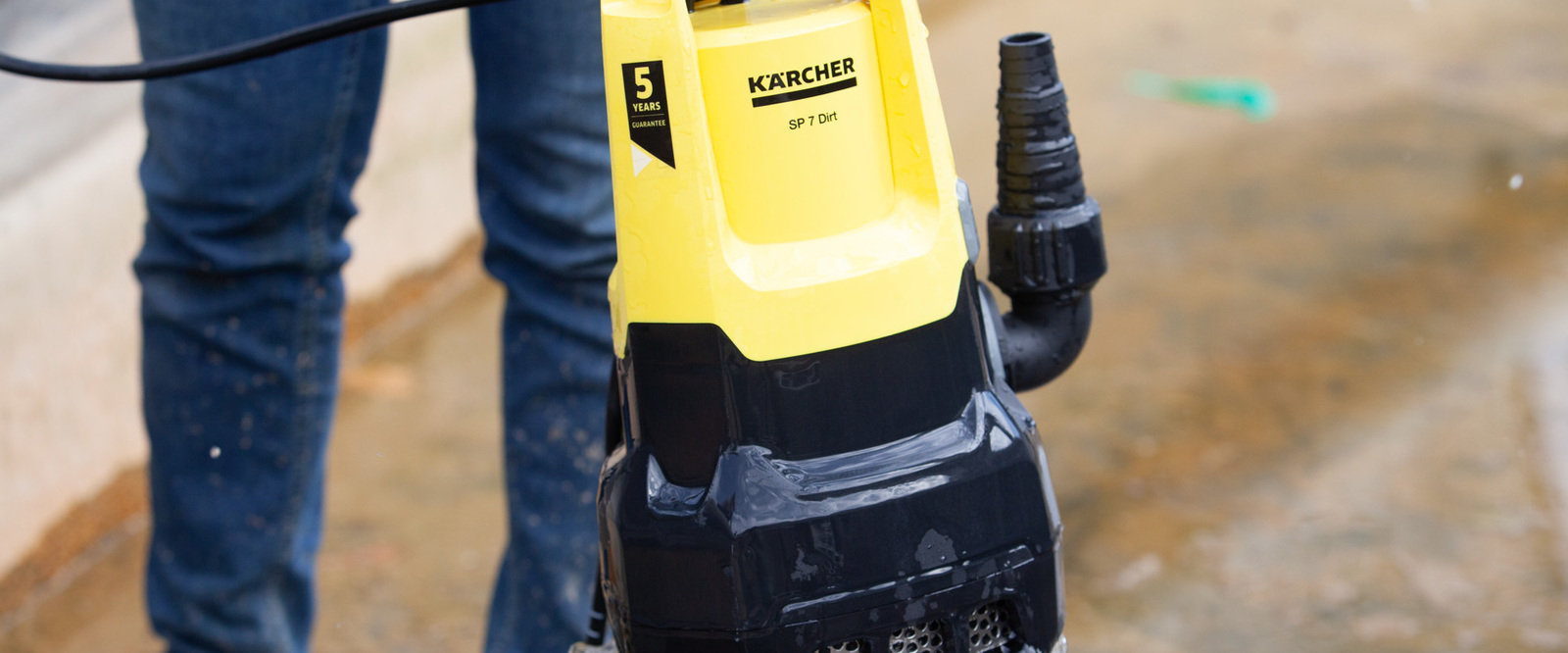 Mit der Schmutzwasser-Tauchpumpe SP 7 Dirt wurde das kontaminierte Wasser abgepumpt.  Mit der Schmutzwasser-Tauchpumpe SP 7 Dirt wurde das kontaminierte Wasser abgepumpt.