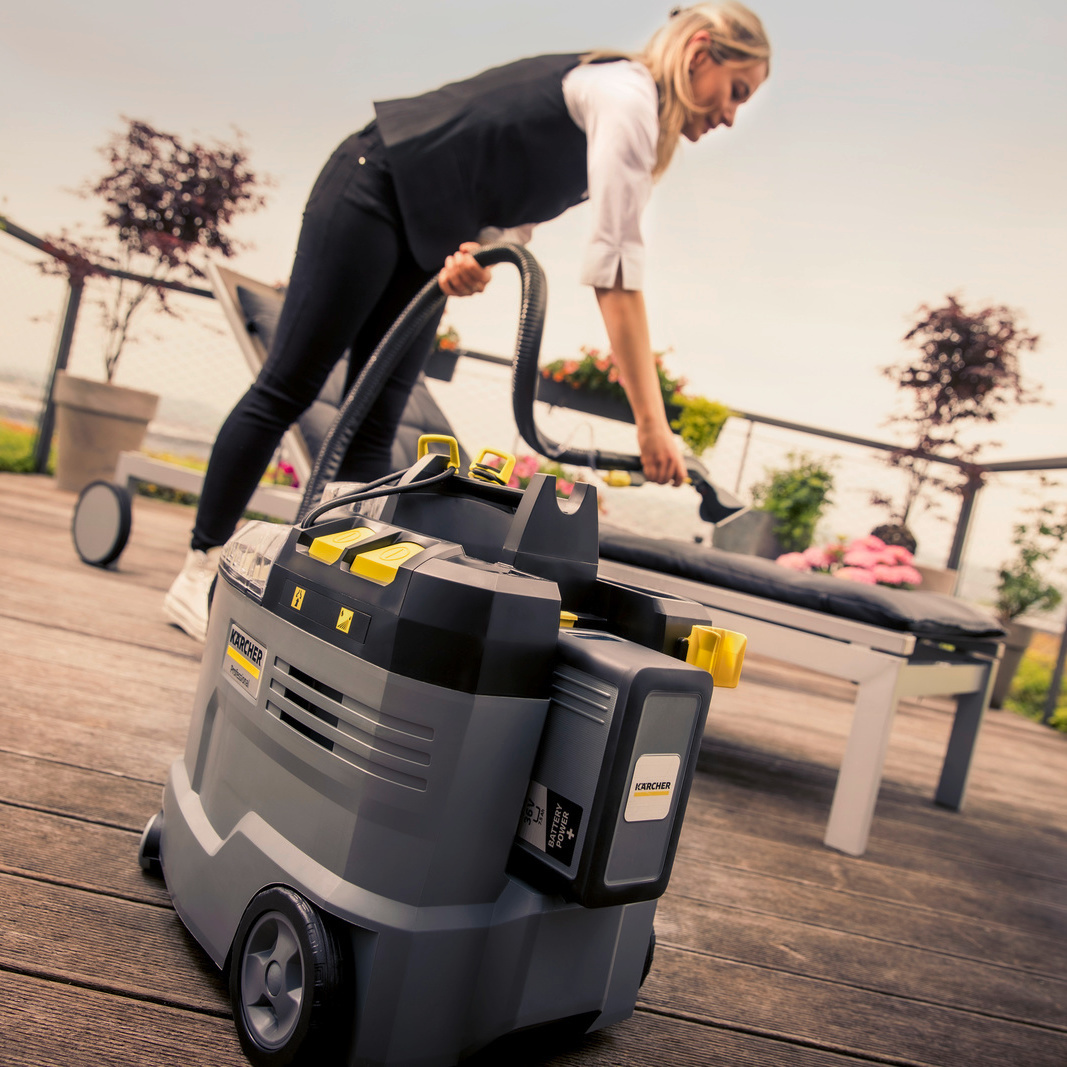 A sun lounger is cleaned with the Kärcher Puzzi 9/1 Bp A sun lounger is cleaned with the Kärcher Puzzi 9/1 Bp