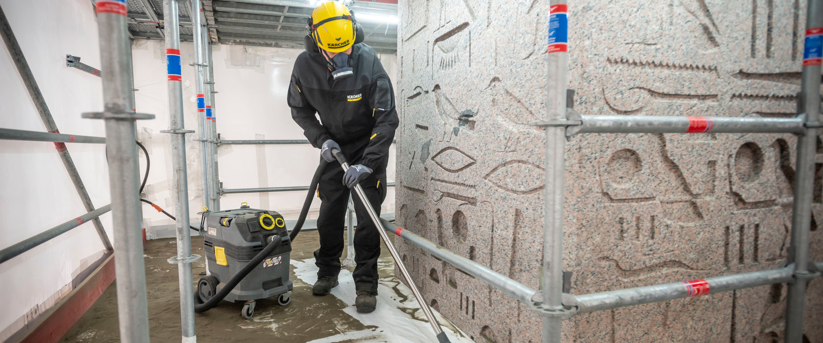 Vacuum cleaners were also used on the obelisk. Vacuum cleaners were also used on the obelisk.