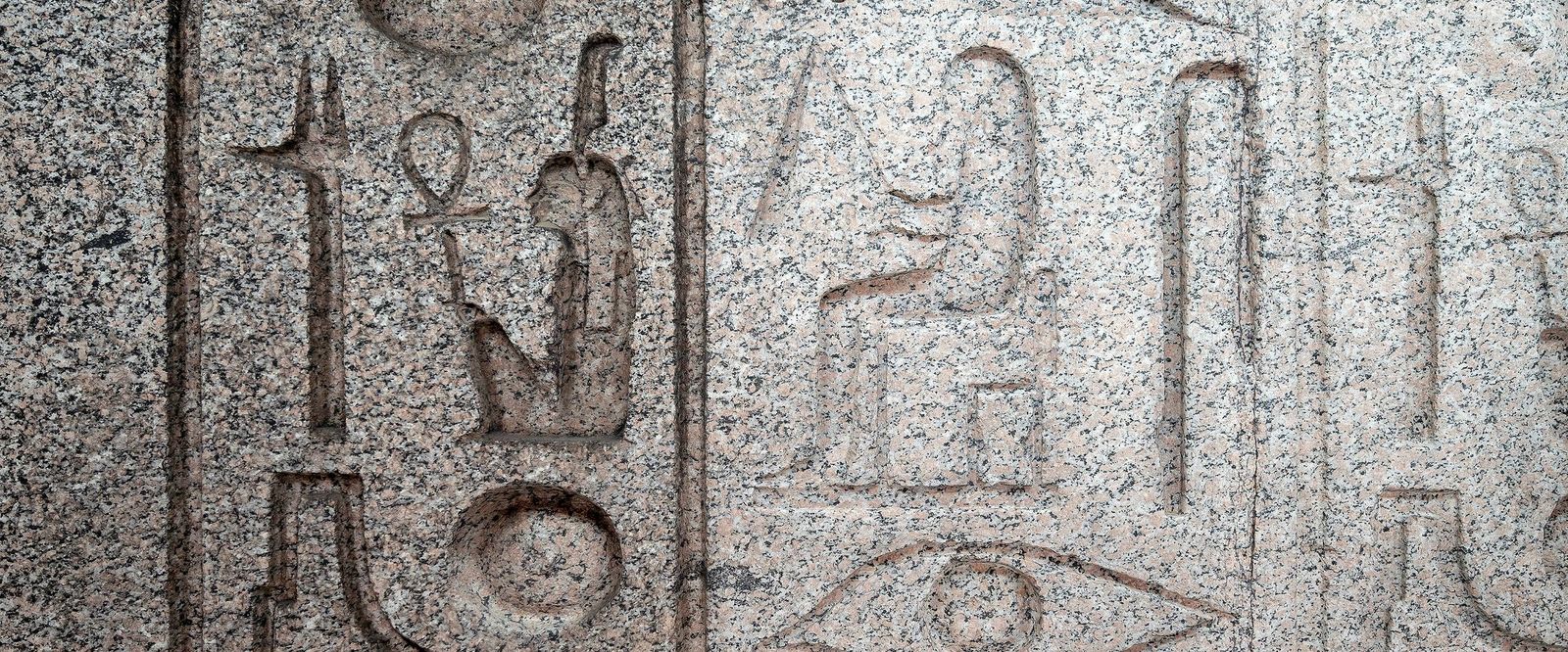 The cleaning effect on the obelisk is clearly visible. The cleaning effect on the obelisk is clearly visible.