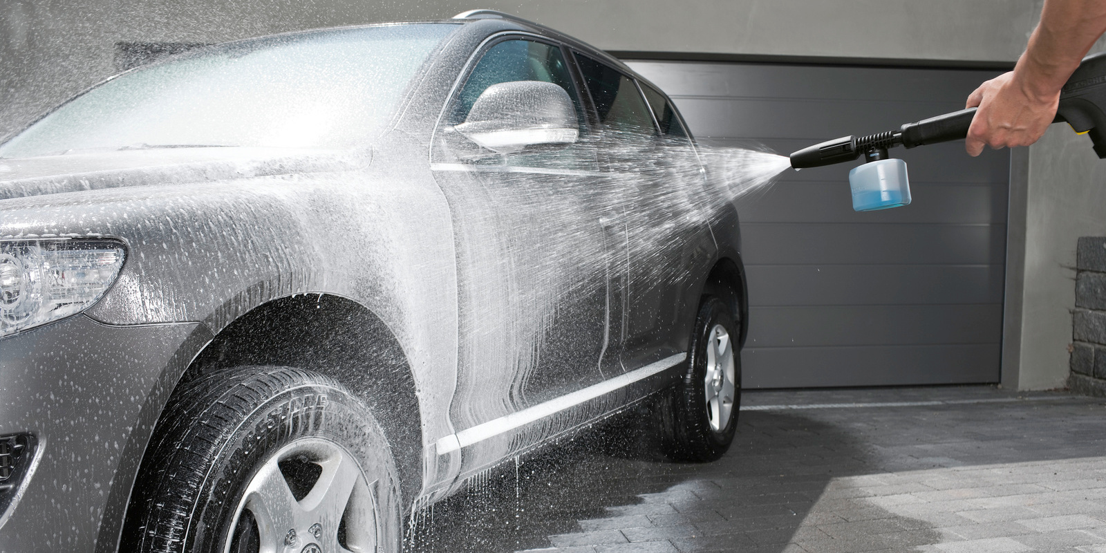 Không nên rửa xe lúc trời nắng gắt