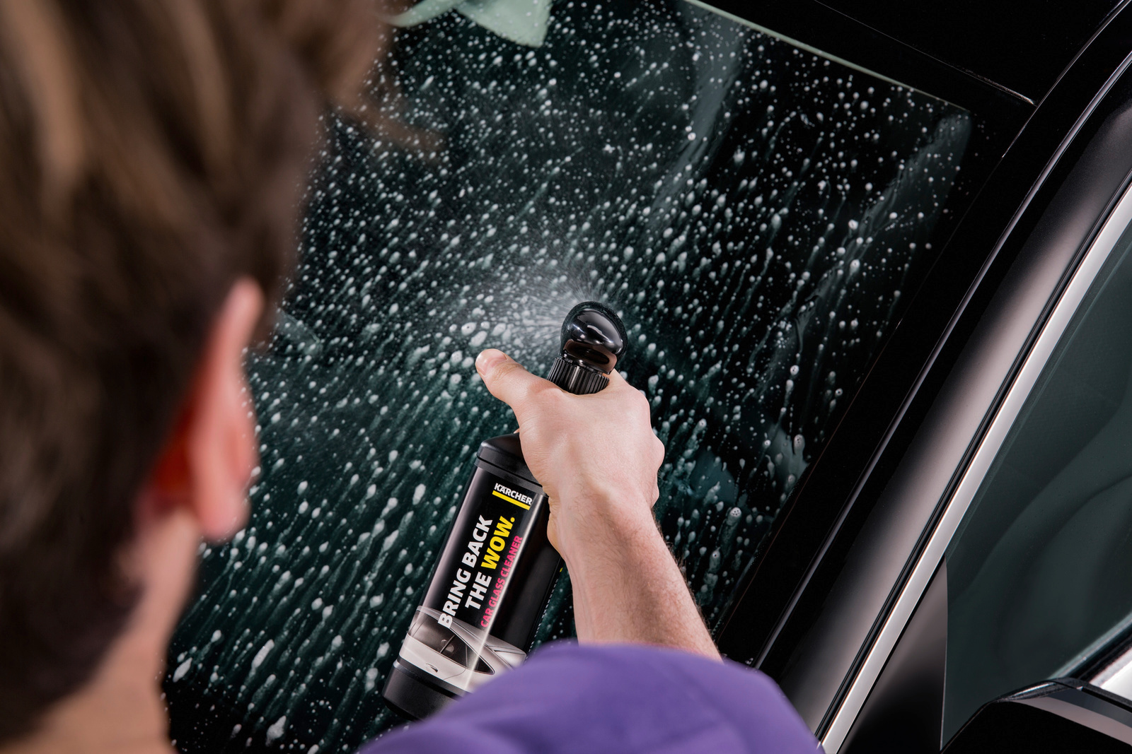 Spray windshield with Kärcher car glass cleaner