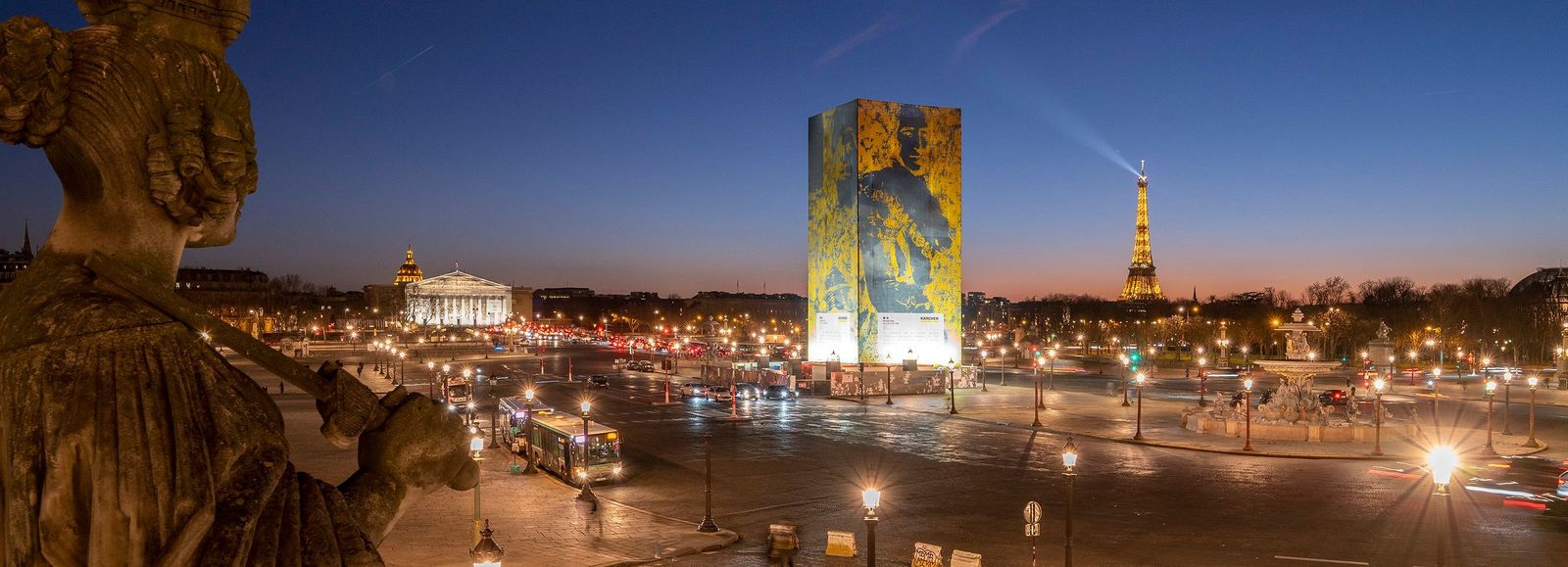 L'obélisque de la place de la Concorde nettoyé par Kärcher L'obélisque de la place de la Concorde nettoyé par Kärcher