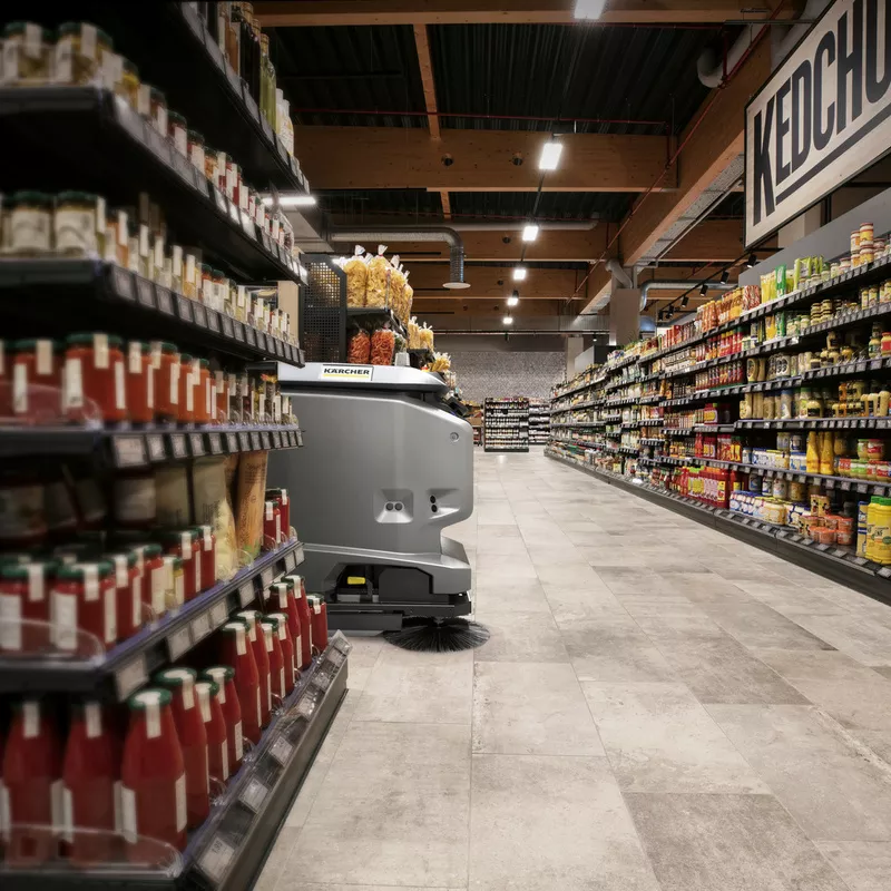 Flexible and versatile cleaning of complicated floor layouts in retail with the autonomous Kärcher KIRA B 50 scrubber dryer