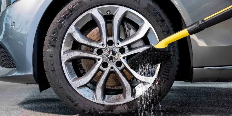 Καθαρισμός ζαντών αυτοκινήτου με βούρτσα πλυσίματος Kärcher