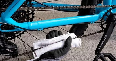 Η αλυσίδα ποδηλάτου καθαρίζεται με ένα πανί