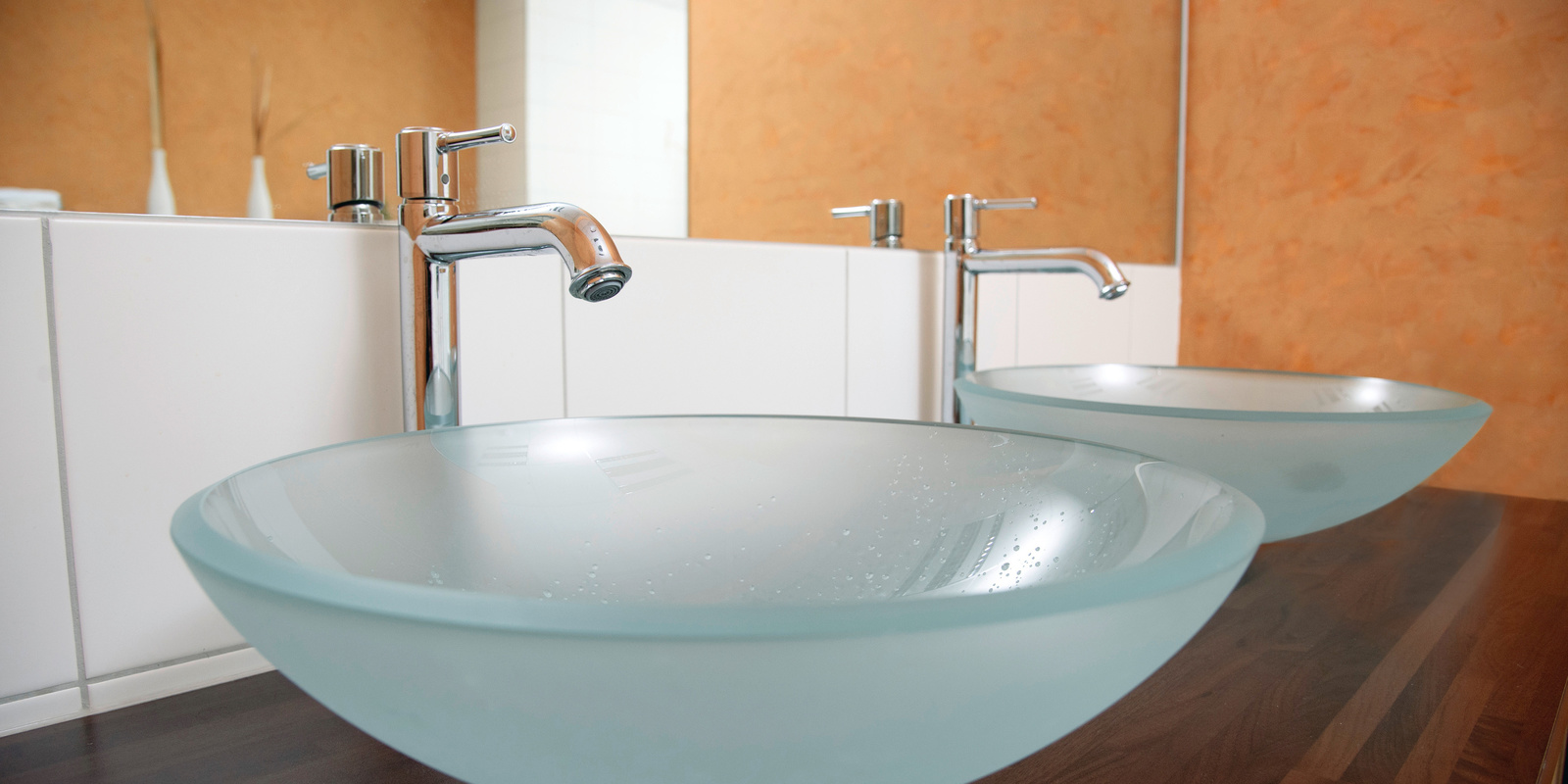 Nettoyage du lavabo et du robinet avec les conseils Kärcher