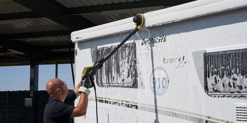 Ο άνθρωπος καθαρίζει το τροχόσπιτό του με το Kärcher Ultra Foam Cleaner
