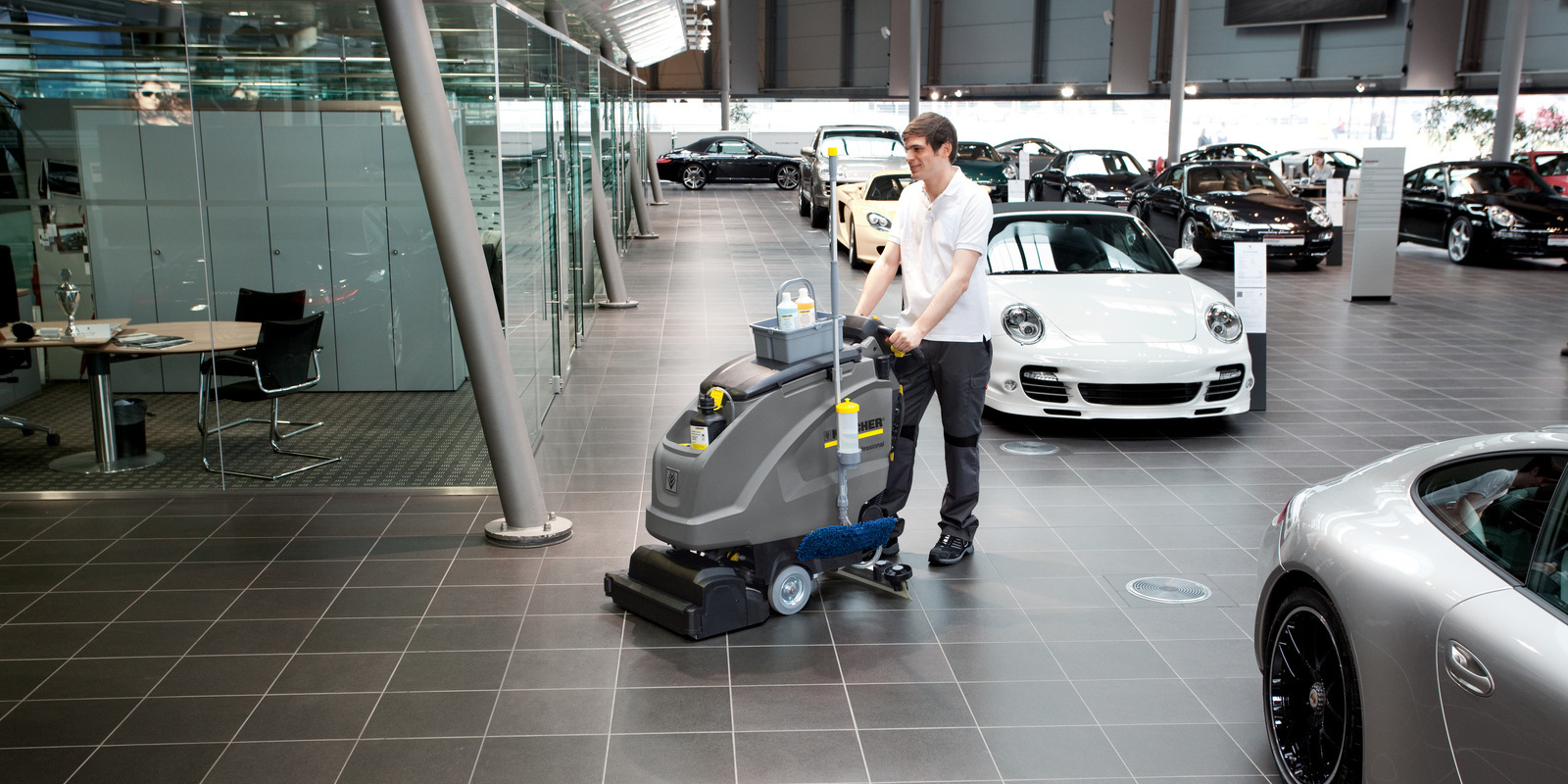 Czyszczenie w salonach samochodowych