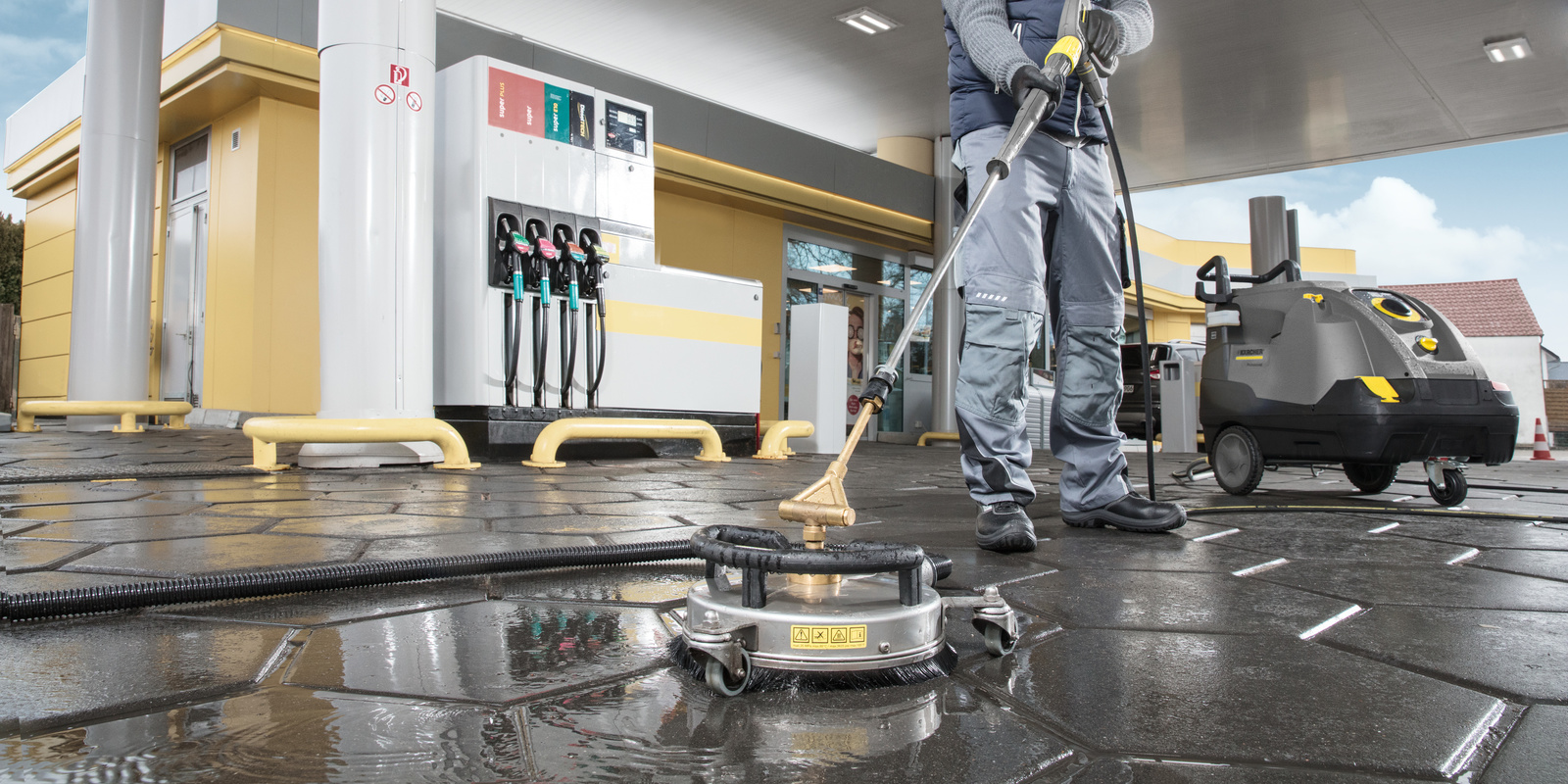 Czyszczenie podjazdu wokół stacji benzynowej