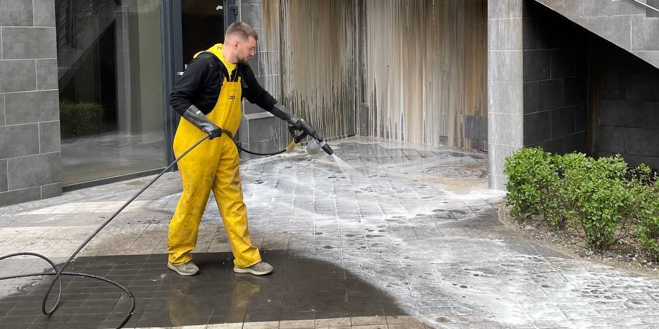 Прибирання в одному з житлових комплексів Ірпеня