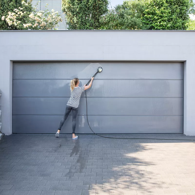 Comment Nettoyer une Porte de Garage en Aluminium ?