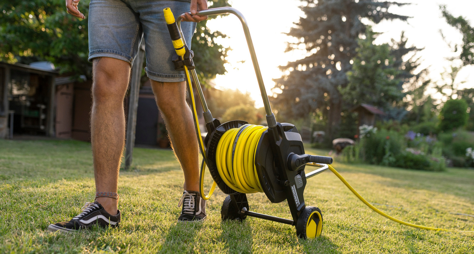 Cuộn ống nước tưới cây có bánh xe HT 4.520 KIT 1/2  ngoài trời