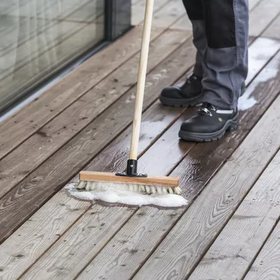 Nettoyer une terrasse en bois : facilement avec ces conseils