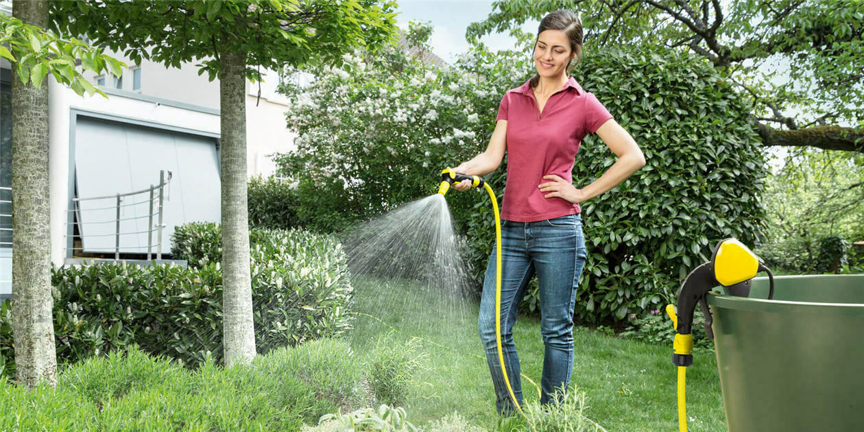 Nawadnianie trawnika i ogrodu deszczówką lub ze studni