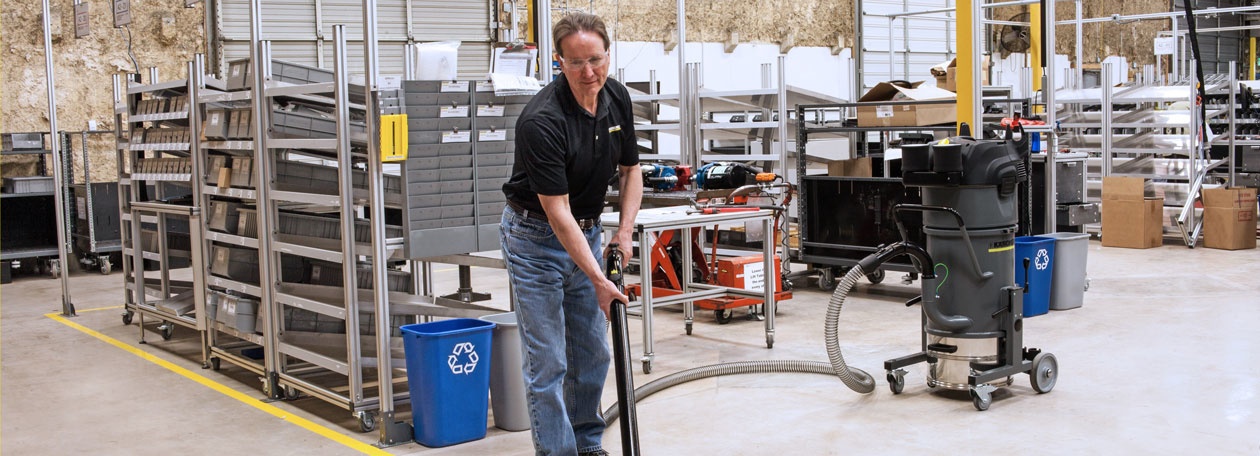 cleaning-shop-with-a-karcher-single-phase-industrial-vacuum
