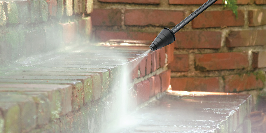 Nettoyage des dalles couvertes de mousse avec un pistolet de nettoyage