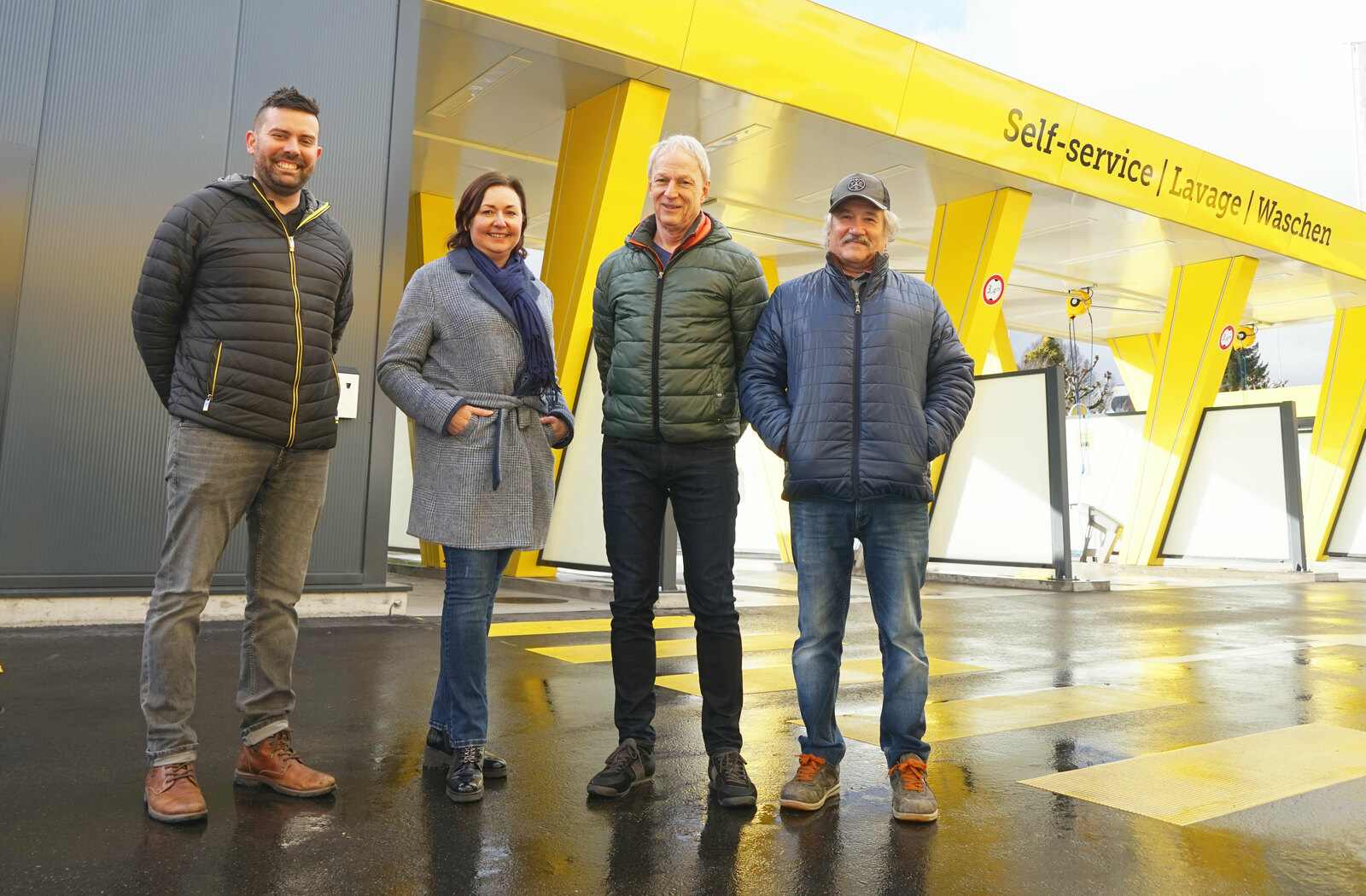 Marco Koletnik (expert en installations de nettoyage Kärcher) avec Elena Ramos, Patrick Burri ainsi que Mike Nogueira du TCS Fribourg Marco Koletnik (expert en installations de nettoyage Kärcher) avec Elena Ramos, Patrick Burri ainsi que Mike Nogueira du TCS Fribourg