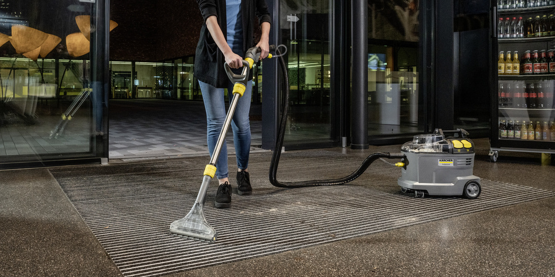 Nettoyage de tapis anti-salissures et de paillassons avec Kärcher Puzzi 9/1 Bp Nettoyage de tapis anti-salissures et de paillassons avec Kärcher Puzzi 9/1 Bp