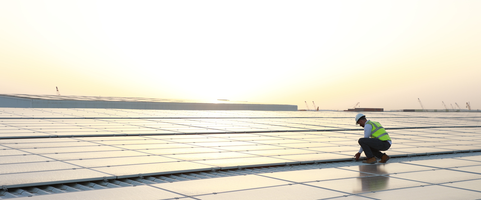 Unter der Sonne Dubais - eine Quelle, die nie versiegt. Ein mit Solarpaneln übersätes Dach in Dubai.