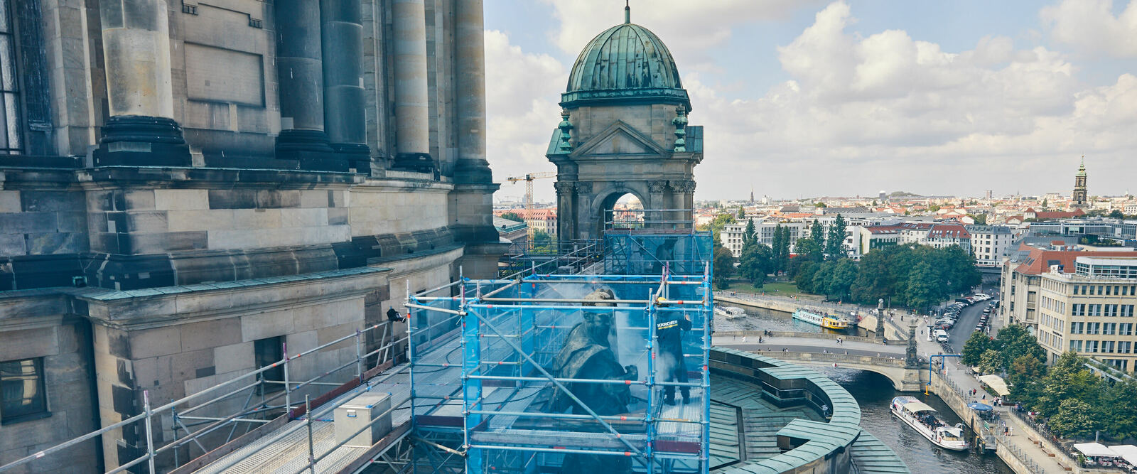 Die Figuren wurden mit Blick über die Dächer von Berlin gereinigt. Die Figuren wurden mit Blick über die Dächer von Berlin gereinigt.