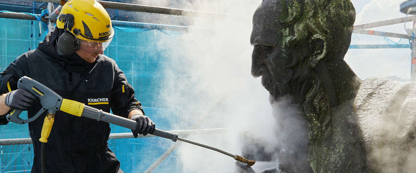 Der Kärcher-Experte beim Reinigen. Der Kärcher-Experte beim Reinigen.