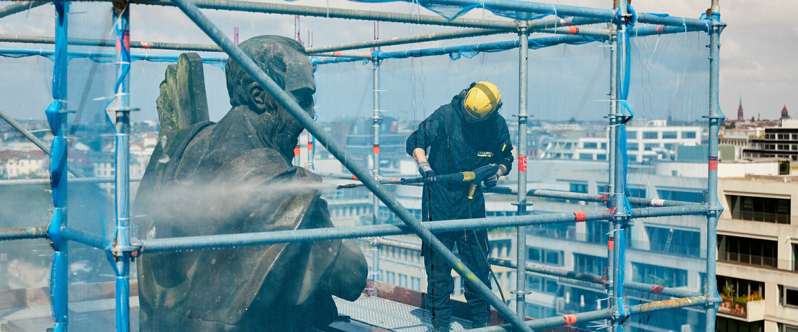 Dampfreinigung an den Figuren auf dem Berliner Dom Dampfreinigung an den Figuren auf dem Berliner Dom