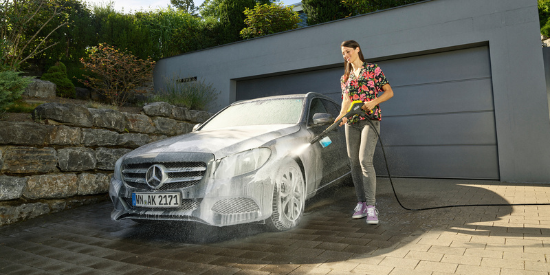Appliquer un produit de nettoyage Conseils Kärcher: appliquer le produit de nettoyage sur la voiture